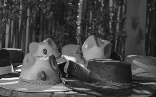 Mamba Hats es una marca de sombreros artesanales para hombres y mujeres hechos totalmente a mano en Repúplica Dominicana. Todos nuestros sombreros son únicos y aténticos decorados con elementos naturales como plumas, cristales, rocas y madera.