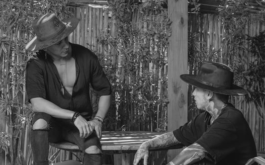 Mamba Hats es una marca de sombreros artesanales para hombres y mujeres hechos totalmente a mano en Repúplica Dominicana. Todos nuestros sombreros son únicos y aténticos decorados con elementos naturales como plumas, cristales, rocas y madera.