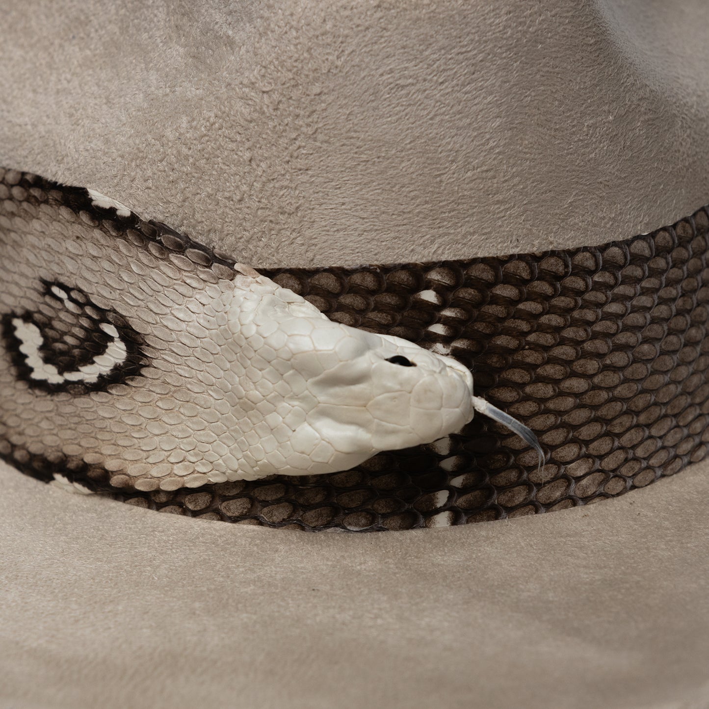 ''Signature Mamba'' Indiana in sand suede