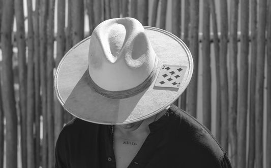 Mamba Hats es una marca de sombreros artesanales para hombres y mujeres hechos totalmente a mano en Repúplica Dominicana. Todos nuestros sombreros son únicos y aténticos decorados con elementos naturales como plumas, cristales, rocas y madera.
