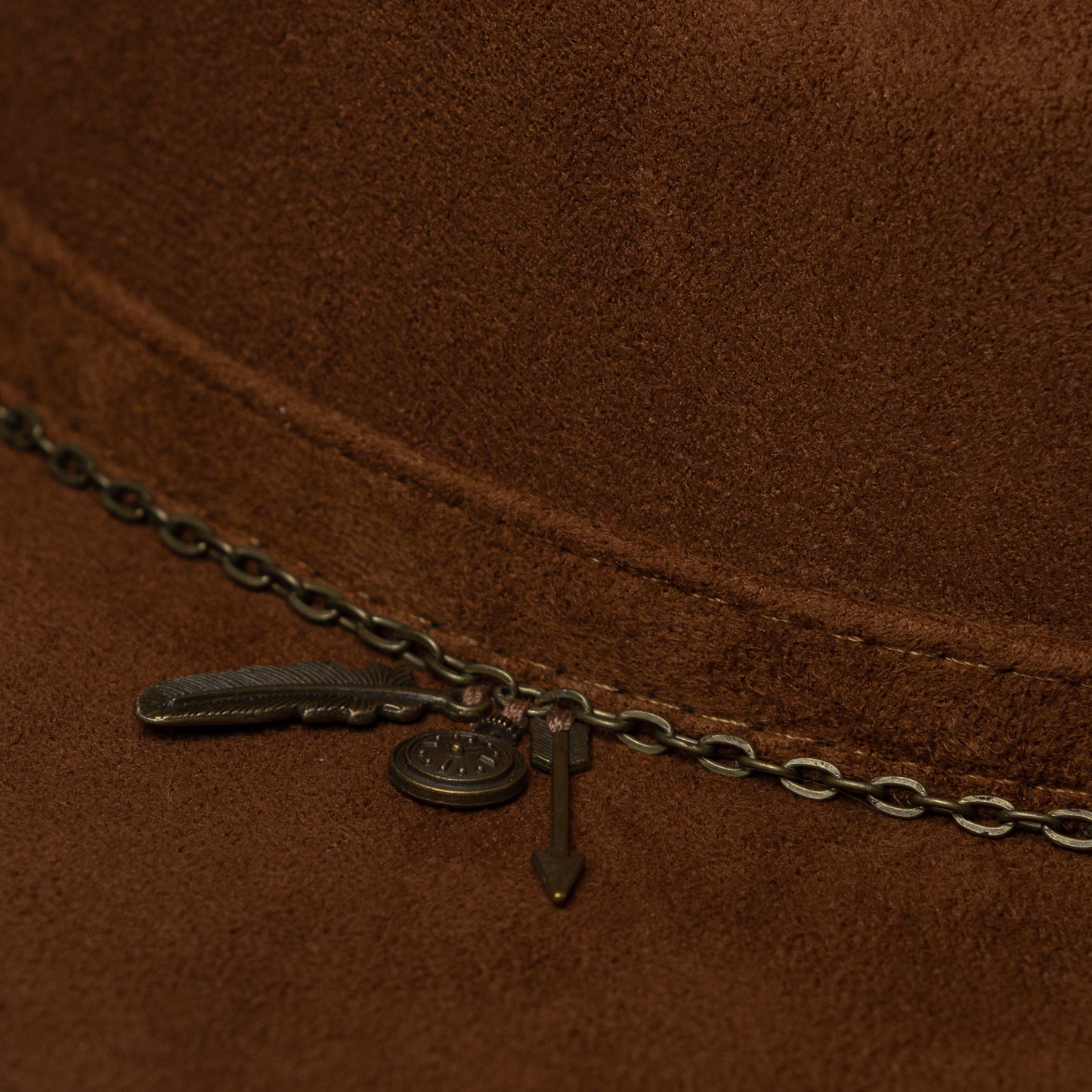 ''Lucky Chain'' Indiana in taupe suede